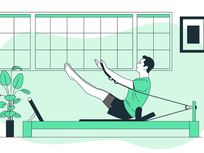 Atleta jovem e forte realizando um exercício desafiador no Reformer, evidenciando a intensidade do Pilates Atleta de alto desempenho praticando Pilates no Reformer